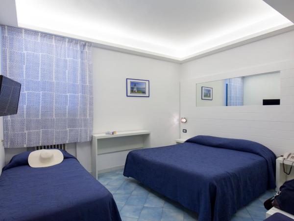 Hotel Il Faro : photo 4 de la chambre chambre triple - vue sur mer