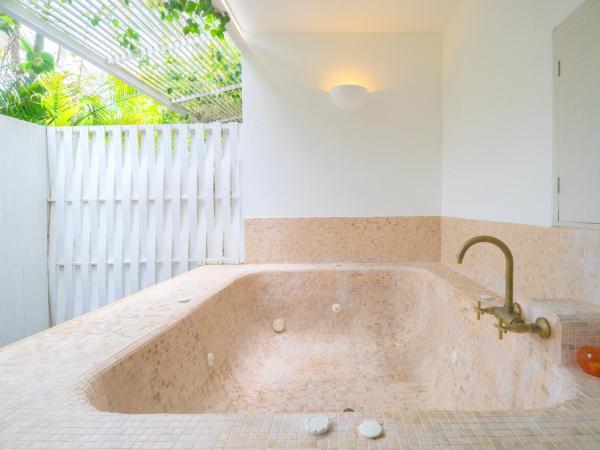 Ocean Breeze Resort Khaolak : photo 2 de la chambre suite de luxe avec baignoire spa