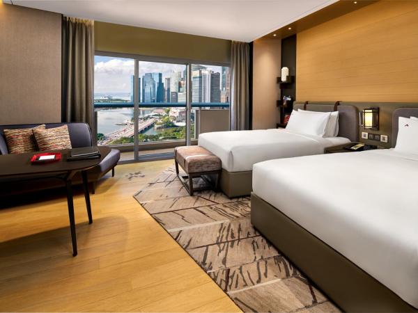 Swissotel The Stamford Singapore : photo 1 de la chambre swiss marina bay, 2 doubles, high floor, balcony, marina bay view