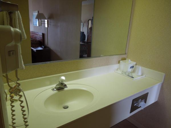 Howard Johnson by Wyndham Virginia Beach : photo 1 de la chambre chambre double avec 2 lits doubles - fumeurs