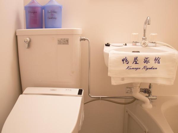 Kamoya Ryokan : photo 4 de la chambre chambre simple avec salle de bains 