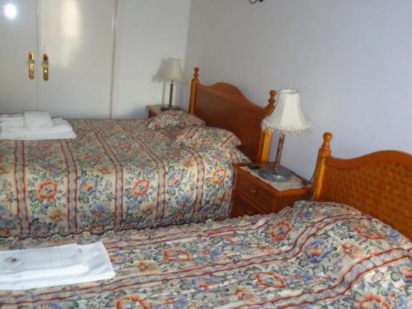 Hotel Aviz : photo 10 de la chambre chambre double avec lit d'appoint