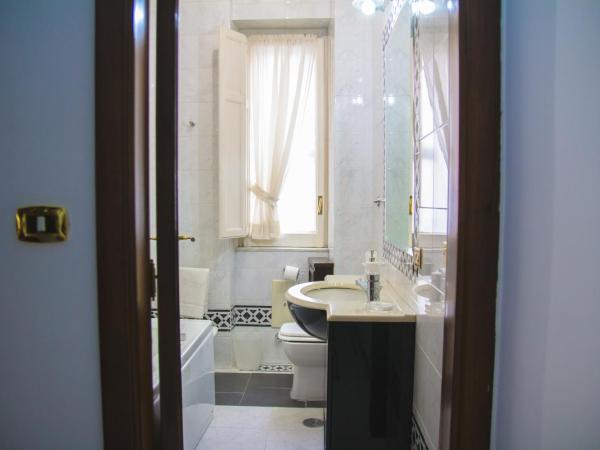 Happy Rooms in Easy House : photo 8 de la chambre chambre familiale avec salle de bains privative