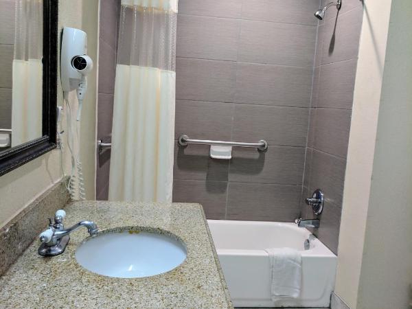 Days Inn by Wyndham San Antonio Interstate Hwy 35 North : photo 6 de la chambre chambre avec 2 lits queen-size - fumeurs