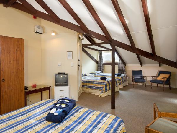 Larnach Lodge & Stable Stay : photo 2 de la chambre chambre familiale avec salle de bains commune