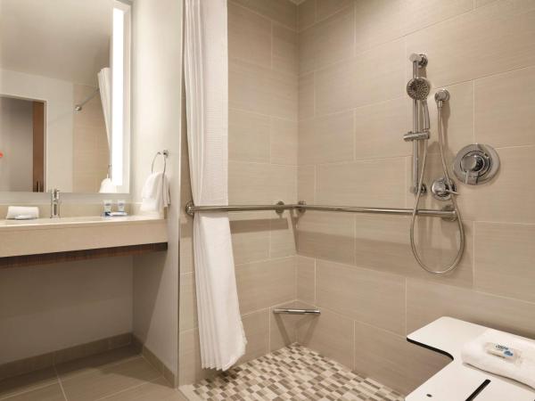 Hyatt House Virginia Beach / Oceanfront : photo 7 de la chambre studio avec 2 lits queen-size, canapé-lit et douche accessible en fauteuil roulant - adapté aux personnes à mobilité réduite - côté océan