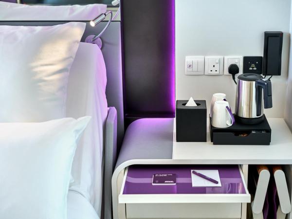 YOTEL Singapore Orchard Road : photo 9 de la chambre hébergement lit queen-size premium
