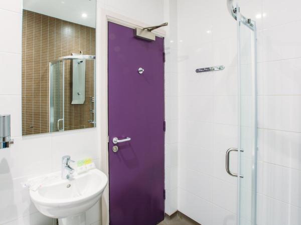 Safestay London Kensington Holland Park : photo 2 de la chambre chambre triple avec salle de bains privative