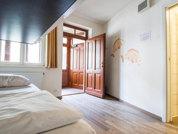 Safestay Prague Charles Bridge : photo 2 de la chambre lit dans dortoir mixte de 4 lits avec salle de bains privative