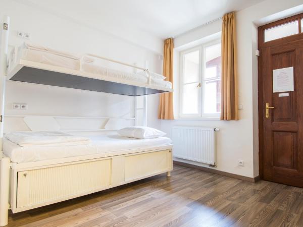Safestay Prague Charles Bridge : photo 3 de la chambre lit dans dortoir mixte de 4 lits avec salle de bains privative