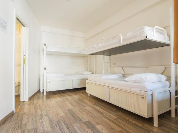 Safestay Prague Charles Bridge : photo 9 de la chambre lit dans dortoir mixte de 4 lits avec salle de bains privative