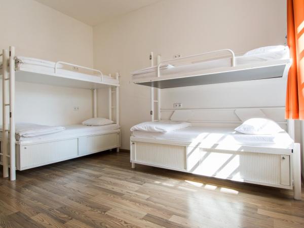 Safestay Prague Charles Bridge : photo 7 de la chambre lit dans dortoir mixte de 4 lits avec salle de bains privative