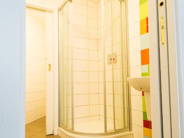 Safestay Prague Charles Bridge : photo 10 de la chambre lit dans dortoir mixte de 8 lits avec salle de bains privative