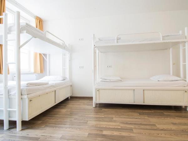 Safestay Prague Charles Bridge : photo 9 de la chambre lit dans dortoir mixte de 8 lits avec salle de bains privative