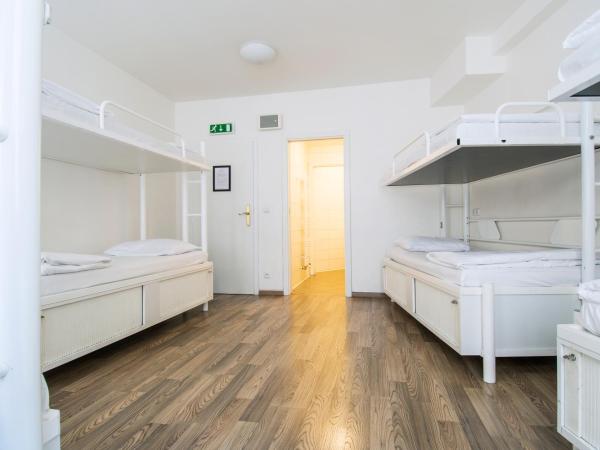 Safestay Prague Charles Bridge : photo 8 de la chambre lit dans dortoir mixte de 8 lits avec salle de bains privative