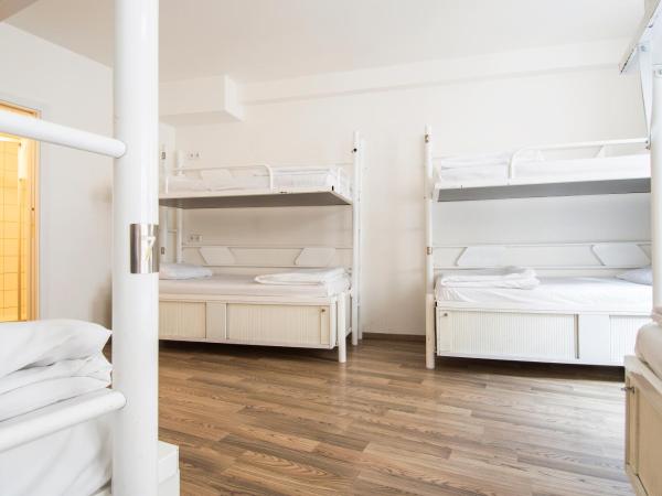 Safestay Prague Charles Bridge : photo 7 de la chambre lit dans dortoir mixte de 8 lits avec salle de bains privative