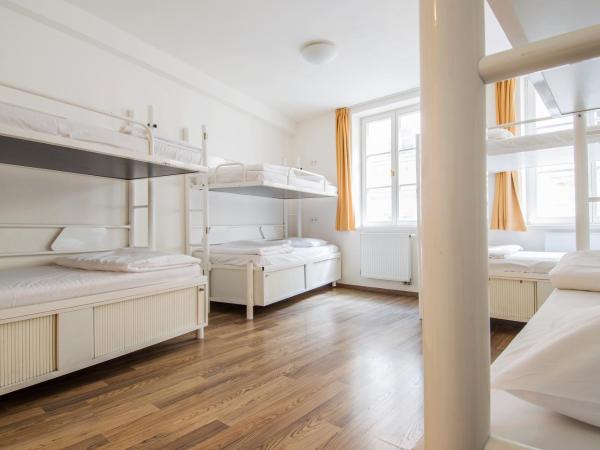 Safestay Prague Charles Bridge : photo 6 de la chambre lit dans dortoir mixte de 8 lits avec salle de bains privative