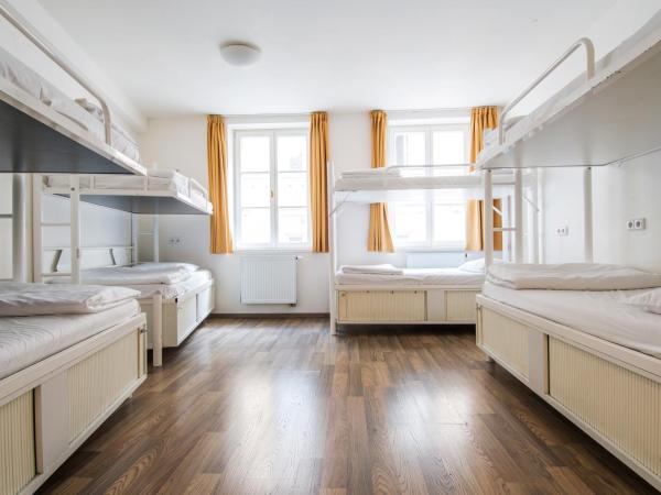 Safestay Prague Charles Bridge : photo 2 de la chambre lit dans dortoir mixte de 8 lits avec salle de bains privative