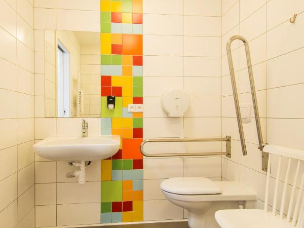 Safestay Prague Charles Bridge : photo 5 de la chambre lit dans dortoir mixte de 6 lits avec salle de bains privative