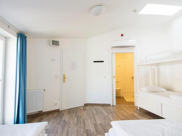 Safestay Prague Charles Bridge : photo 2 de la chambre lit dans dortoir mixte de 6 lits avec salle de bains privative