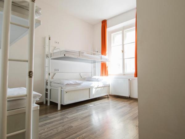 Safestay Prague Charles Bridge : photo 7 de la chambre lit dans dortoir mixte de 6 lits avec salle de bains privative