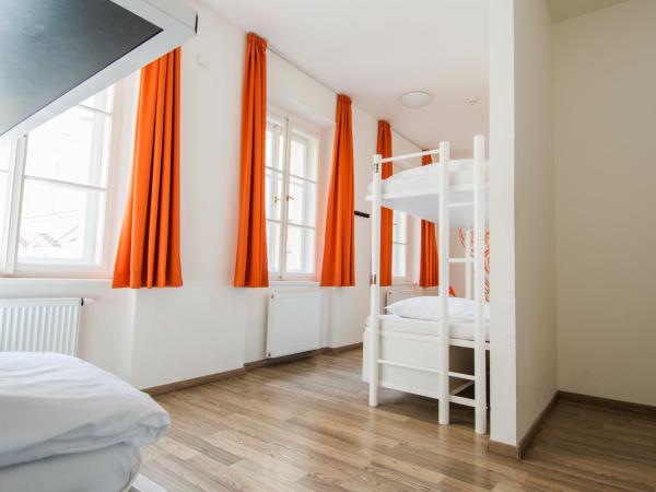Safestay Prague Charles Bridge : photo 8 de la chambre lit dans dortoir mixte de 6 lits avec salle de bains privative