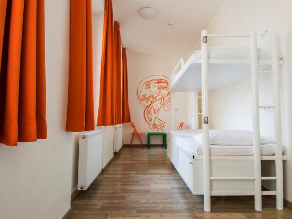 Safestay Prague Charles Bridge : photo 9 de la chambre lit dans dortoir mixte de 6 lits avec salle de bains privative