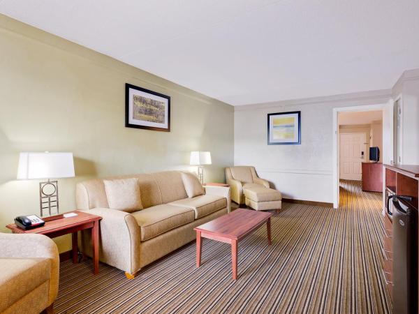 Baymont by Wyndham Jacksonville Orange Park : photo 10 de la chambre suite lit king-size – non-fumeurs