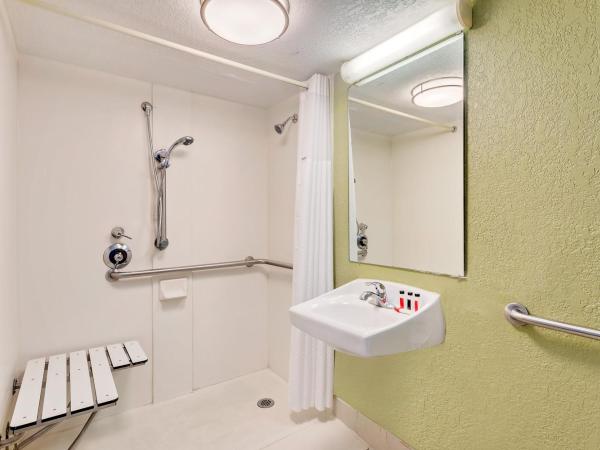 Baymont by Wyndham Jacksonville Orange Park : photo 10 de la chambre chambre lit king-size avec douche accessible en fauteuil roulant - adaptée aux personnes malentendantes/à mobilité réduite - non-fumeurs