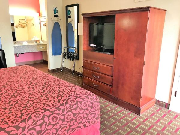 Days Inn by Wyndham East Albuquerque : photo 7 de la chambre chambre lit king-size - non-fumeurs