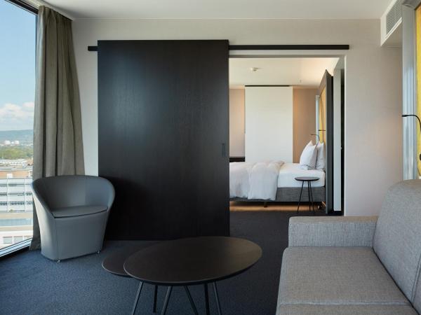 HYPERION Hotel Basel : photo 6 de la chambre suite avec accès au salon