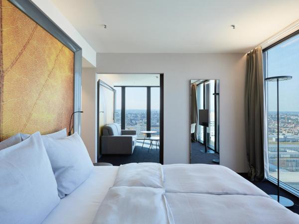 HYPERION Hotel Basel : photo 2 de la chambre suite avec accès au salon