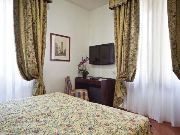 Hotel Italia : photo 10 de la chambre chambre double supérieure (1 adulte)