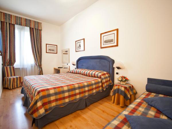 Hotel Italia : photo 2 de la chambre chambre triple supérieure