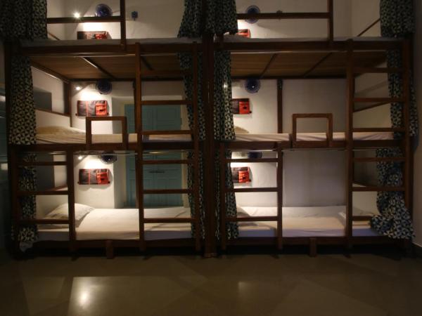 Jaipur Jantar Hostel : photo 2 de la chambre dortoir climatisé rang 6 lits