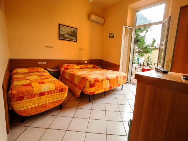 Hotel Villa Il Castagno : photo 9 de la chambre chambre triple avec balcon