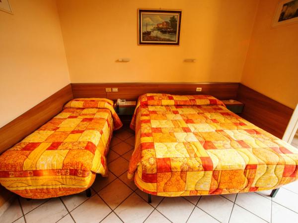 Hotel Villa Il Castagno : photo 7 de la chambre chambre triple avec balcon