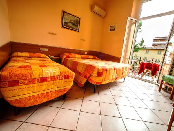Hotel Villa Il Castagno : photo 1 de la chambre chambre triple avec balcon