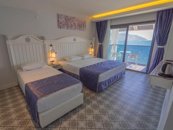 Marmaris Beach Hotel : photo 1 de la chambre chambre triple deluxe - vue sur mer