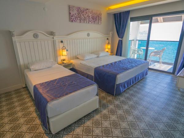 Marmaris Beach Hotel : photo 7 de la chambre chambre triple deluxe - vue sur mer
