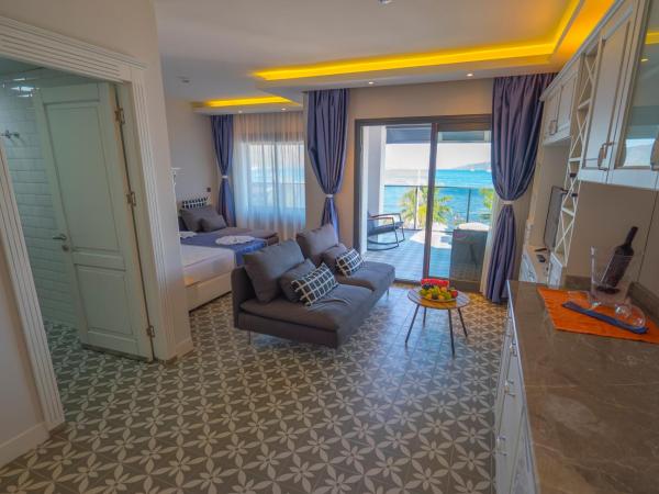 Marmaris Beach Hotel : photo 4 de la chambre suite avec terrasse et vue sur la mer