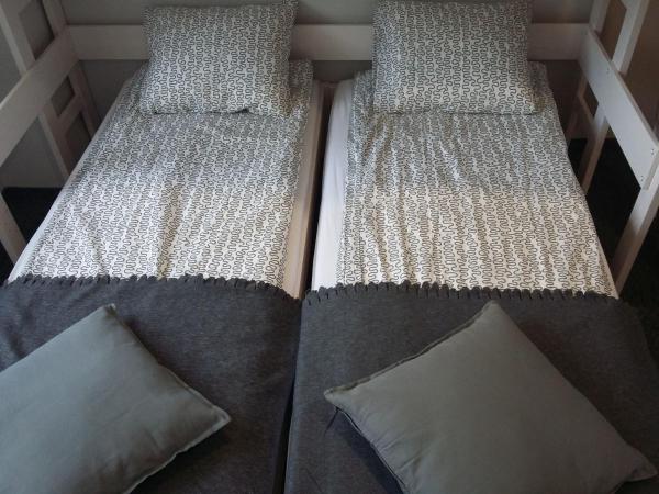 Hostel Sopot Centrum : photo 8 de la chambre chambre double avec lit d'appoint