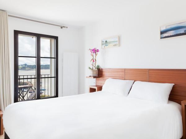 Hotel du port : photo 1 de la chambre chambre double ou lits jumeaux - vue latérale sur mer