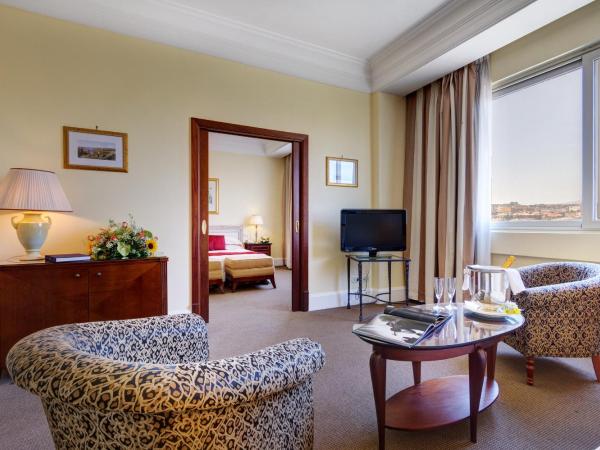 Mercure Catania Excelsior : photo 4 de la chambre grande suite avec lit double et balcon ou terrasse