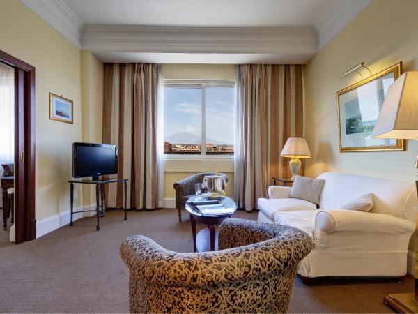 Mercure Catania Excelsior : photo 3 de la chambre grande suite avec lit double et balcon ou terrasse