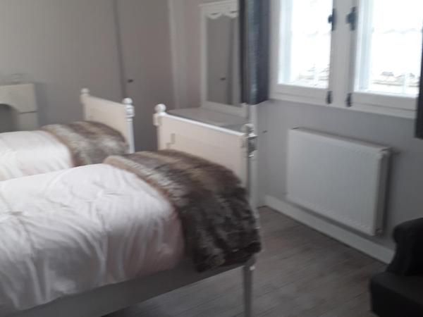 La Capitainerie : photo 4 de la chambre chambre lits jumeaux avec salle de bains privative