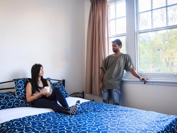 YHA Hobart Central : photo 2 de la chambre chambre double avec salle de bains privative