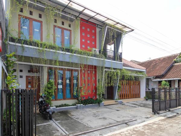 RedDoorz near Hartono Mall : photo 3 de la chambre chambre familiale