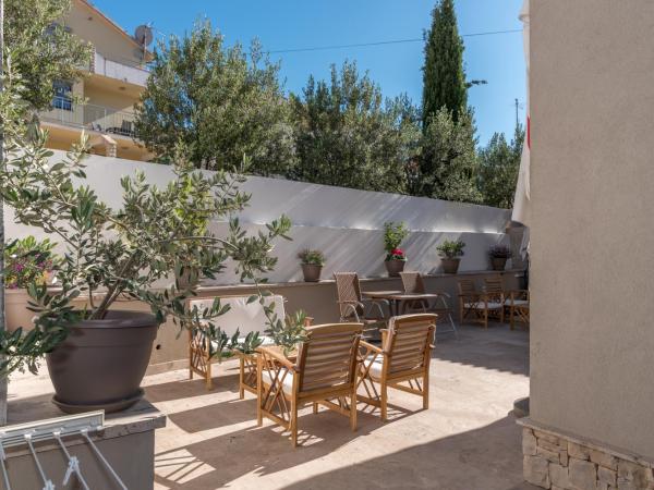 Villa Lučica Trogir : photo 4 de la chambre chambre double ou lits jumeaux avec balcon