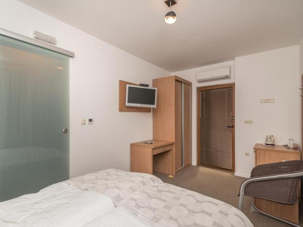 Villa Lučica Trogir : photo 3 de la chambre chambre double ou lits jumeaux avec balcon
